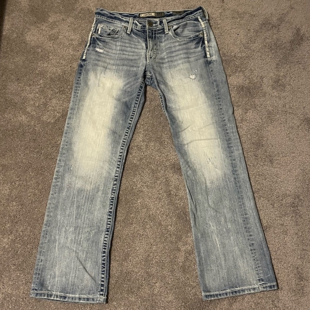 BKE Light Wash Jeans. 32R. Slight distressing.
9/10 condition.